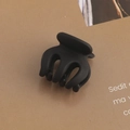 Dettaglio di una mini molletta per capelli nera opaca su una pagina di rivista - 2cm / 3# Nero Opaco Tinta Unita