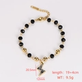 Detail eines Goldketten-Armbands mit Blitz-Anhänger und schwarzen facettierten Perlen - Stil 3 (Blitz Anhänger)