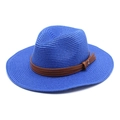Gros plan du chapeau de paille bleu avec bande en cuir marron et détails cousus - M (56-58cm) / Bleu saphir