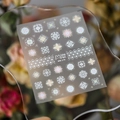 Pegatinas de uñas mandala MN-176 autoadhesivas con patrones florales blancos relieve - Estilo de Patrón Retro (MN-176)