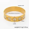 Dettaglio del bracciale rigido dorato in acciaio inossidabile con cinque motivi floreali - Bracciale Rigido Floreale Tonalità Oro con Strass Bianchi (Z346)