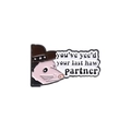 Spilla in smalto a forma di opossum con cappello da cowboy e testo divertente - Opossum Con Cappello da Cowboy (QHXZ1069)