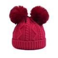 Bonnet en tricot torsadé rouge foncé avec deux grands pompons en fausse fourrure - Rouge Vin - Bonnet En Tricot Pour Enfants À Double Boule