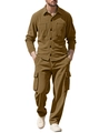 Detailaufnahme der Textur des dunkelbraunen Cord-Sets aus Hemd und Cargohose für Herren - S / Camel