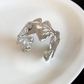 Detailansicht des silbernen Schleifen-Armreifs mit strukturierter Metalloberfläche - Gefalteter Schleifen-Stil (4#)