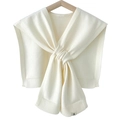 Witte gebreide decoratieve sjaal met knoopontwerp hangend aan een houten hanger - Wit