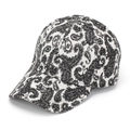 Dettaglio ravvicinato del motivo paisley bianco e nero su un berretto da baseball - Nero