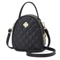 Bolso acolchado negro chic con herrajes dorados y asa superior en fondo blanco - Negro