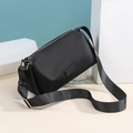 Bolso bandolera negro minimalista de nailon con correa ancha ajustable y cremallera plateada - Negro