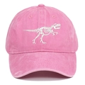 Primo piano del cappellino da baseball in cotone rosa con ricamo scheletro di dinosauro - Taglia unica / Rosa