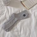 Calcetines grises de hilo jaspeado con bordado de gato negro y motas de colores - Talla única / Gato Gris
