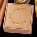 Bracelet libellule doré élégant avec zircons brillants sur un coffret à bijoux - Bracelet libellule en zircone doré (SLE23)