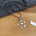 Nahaufnahme des S925 Silberblumenanhängers mit Herz an verstellbarer Kordel auf einem Pullover - Silber Hohl Blume Schwarze Wachskordel (HN10349)
