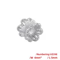 Détail macro de l'entretoise fleur argentée 4x5mm avec six petites perles blanches - Perle de Taille Creuse avec Perles Artificielles (VZ398) / 4x5mm / Or blanc