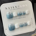 Set mit blau glitzernden und weißen künstlichen Zehennägeln auf Größenkarten - Klein (S)