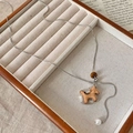 Elegante collana a cavallo a dondolo con ciondolo in legno, cristalli e una perla - Collana con Ciondolo a Forma di Cavallo in Legno Marrone Chiaro