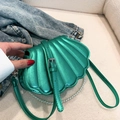 Elegante bolso bandolera verde con forma de concha y cadena de perlas decorativa - Verde