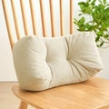 Ergonomisches beiges Lendenkissen aus Webstoff mit Knöpfen auf einem Holzstuhl - Heller Kaffee