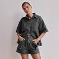 Damen Denim-Set in Anthrazit mit Kurzarmhemd und High-Waist-Shorts im modischen Retro-Stil - L / Oberteil Und Unterteil / Grau