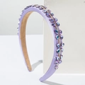 Diadema barroca de satén morado con diamantes de imitación sobre soporte blanco minimalista - Púrpura Claro