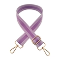 Détail de la bandoulière violette à rayures avec mousquetons en métal doré réglables - Violet