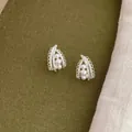 Elegante Silberohrringe mit vertikalen weißen Perlen und Zirkonia-Verzierung - Hohle Blatt Perlenohrstecker (Silbernadel-Silberperle)