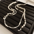 Dettaglio collana di perle vintage francese con ciondolo a goccia su vassoio nero - Oro-Bianco