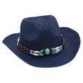 Detalle de cuentas turquesas bohemias y adornos de madera en un sombrero de paja - Azul marino
