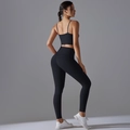 Seitenansicht des schwarzen Yoga-Sets mit High-Waist-Leggings und Sport-Bra mit dünnen Trägern - S / Schwarz