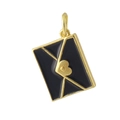 Macro del ciondolo a busta placcato oro 18K con smalto nero e un piccolo cuore dorato - 06 Cuore Busta Nero