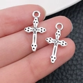 Ciondolo a croce cava in argento antico con texture vintage per gioielli fai-da-te - Croce-10x21mm