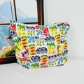 Borsa a spalla in tela con motivo floreale colorato su una superficie bianca - Fiori ed Erbe Colorate