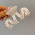 Primer plano de pinza de pelo ondulada en acetato blanco con acabado irisado elegante - 8# Onda