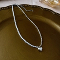 Dettaglio collana con nappa a cuore argento e perle su vassoio in bronzo vintage - Collana con Cuore d'Argento Frantumato d'Argento (3#)