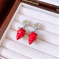 Dettaglio macro di orecchini a fragola rossa con perle in un portagioie di legno di lusso - Orecchini (Perno per orecchino in argento-Argento-Rosso)