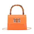 Sac gelée orange effet croco avec poignée en bambou marron et bandoulière chaîne - Orange