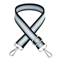 Dettaglio della tracolla larga in nylon a righe blu e nere con clip in metallo argento - Nero Blu + Fibbia Argentata