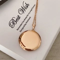 Detail van roségouden medaillon ketting op een elegante Best Wish cadeauverpakking - Roségoud