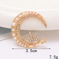 Elegante spilla celeste dorata con luna, stelle, perle finte bianche e strass trasparenti - Luna di Perle Oro