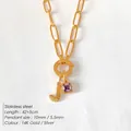 Collana in acciaio inossidabile dorato con lettera J testurizzata e gemma viola. - Lettera J (XNL0079)