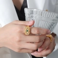 Vintage vergulde rechthoekige ring met groene edelsteen en pavé kristallen bij model - Ring-Maat 6 / Goud