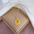 Collier en acier titane doré avec pierre précieuse carrée jaune et zircons clairs - Pierre Précieuse Jaune (J210) / Jaune