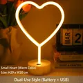 Néon LED en forme de cœur jaune chaud avec socle rond, 29x20cm, alimenté par USB ou piles - Petit Coeur Lumière Chaude