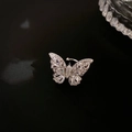 Detalle macro de ear cuff de mariposa plateada con circonitas brillantes en fondo negro - Clip de oreja-Plata-Oreja izquierda (Individual)