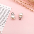Ciondoli in perla sintetica con distanziali in strass e metallo argento su rosa - 1 Pezzo Perla con Strass Bianco K 10mm