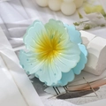 Primer plano de pinza para el pelo con flor de resina degradada azul y amarilla - Azul