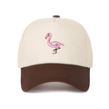 Zweifarbige Baseballkappe in Beige und Braun mit Flamingo-Stickerei in Frontalansicht - Beige/Kaffee