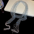Dettaglio della collana a rete d'argento con perline di cristallo azzurre e frange - Collana - Argento - Blu