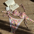 Floral Bikini Set mit Bügel-Top und Schnürhöschen auf einer Strandmatte - S / Muster 1