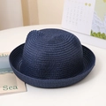Vue détaillée du chapeau de paille bleu foncé avec tissage texturé et bord recourbé - Enfants (Avec Corde) / Bleu Marine